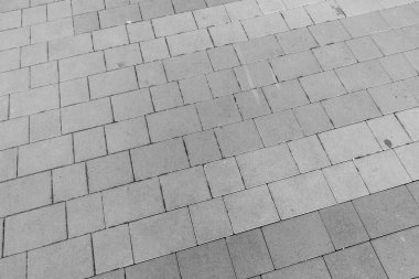 Parktaki gri dikdörtgen kaldırım taşlarının dokusu
