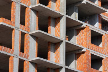 Şehirde büyük bir tuğla ev inşa ediliyor.