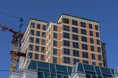 Şehirde büyük bir tuğla ev inşa ediliyor.