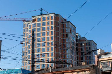 Şehirde büyük bir tuğla ev inşa ediliyor.