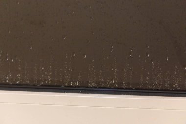 Evdeki cam pencere camı.