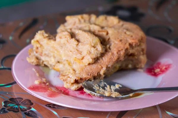 Вкусный Яблочный Пирог Розовой Тарелке — стоковое фото