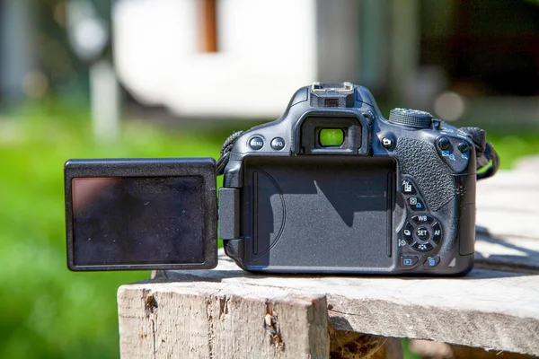 花园里的老黑Slr相机 — 图库照片
