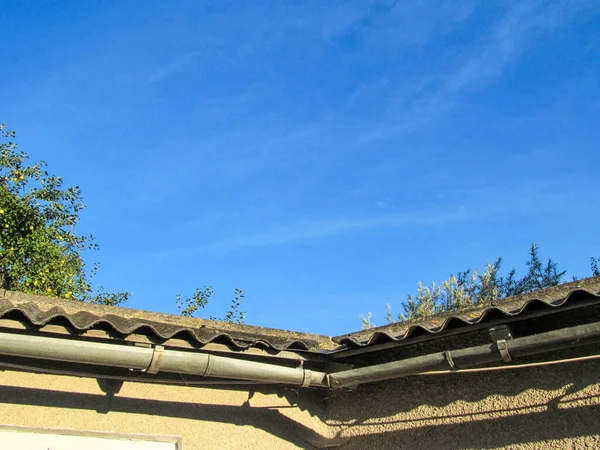 Das Dach Des Hauses Blauen Himmel Auf Dem Bauernhof — Stockfoto