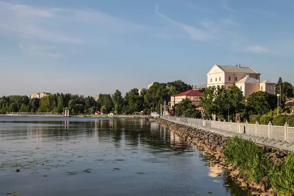 Staw Nasypowy Domy Pobliżu Parku — Zdjęcie stockowe