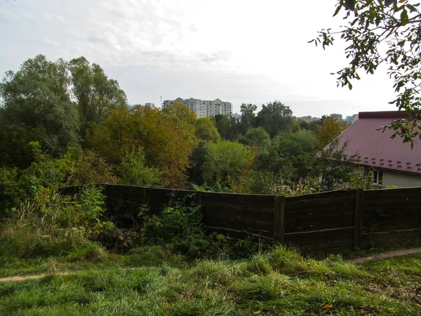 Alto Edificio Residenziale Più Piani Vicino Parco Facciata Una Casa — Foto Stock