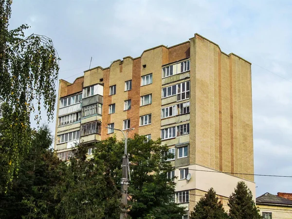 Edificio Residencial Alto Varios Pisos Cerca Del Parque Fachada Una —  Fotos de Stock