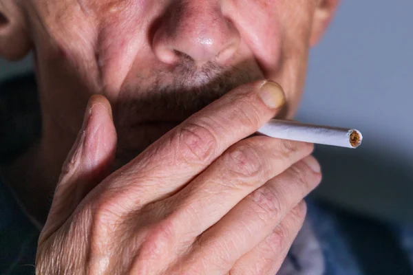 Uomo Tiene Mano Una Sigaretta Accenderà Cattive Abitudini Fumare — Foto Stock