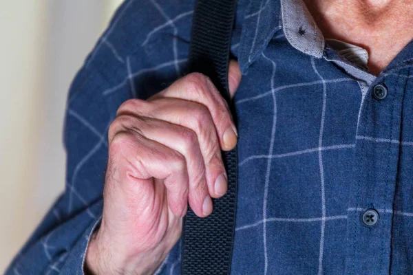 Ein Mann Blauen Hemd Hält Seine Hände Hosenträgern — Stockfoto