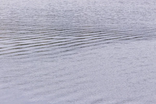 Arka plan için göldeki dalgaların üzerindeki su dokusu.