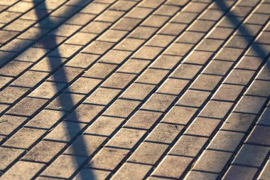 Kaldırımdaki kaldırımın dokusundaki gölge.