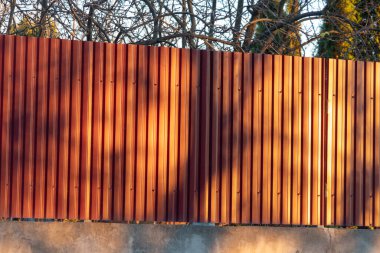 Köydeki çitin üzerindeki kırmızı teneke kumaş.