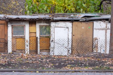 Özel sektörde eski ahşap barakalar.
