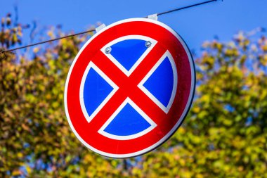 Araçların geçişini yasaklayan kırmızı-mavi yol işareti