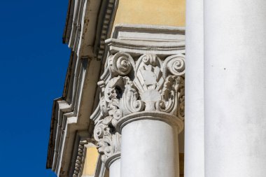 Barok tarzında Kültür Evi cephesinde sütunlar