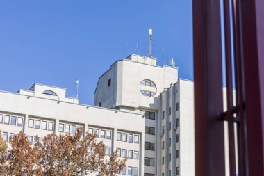 Ağustos 'ta şehir merkezinde bir evin cephesi. Konut binası ve ticari gayrimenkul