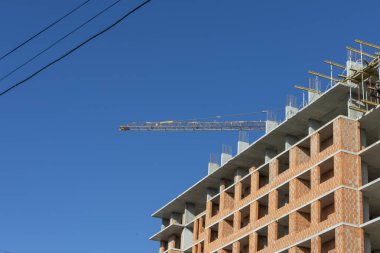 Şehirde büyük bir tuğla ev inşa ediliyor.