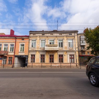 Ağustos 'ta şehir merkezinde bir evin cephesi. Konut binası ve ticari gayrimenkul