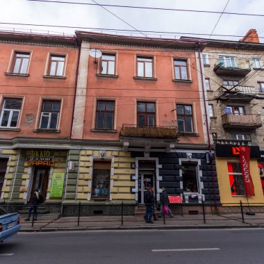 Ağustos 'ta şehir merkezinde bir evin cephesi. Konut binası ve ticari gayrimenkul