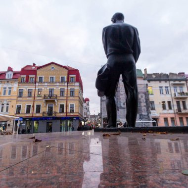 Ağustos 'ta şehir merkezinde bir evin cephesi. Konut binası ve ticari gayrimenkul