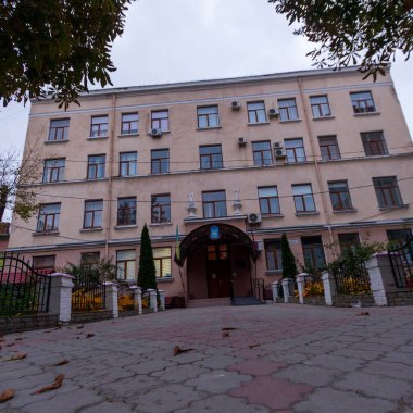 Ağustos 'ta şehir merkezinde bir evin cephesi. Konut binası ve ticari gayrimenkul