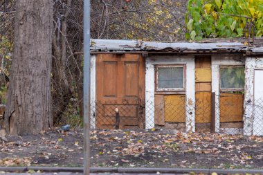 Özel sektörde eski ahşap barakalar.