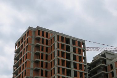 Ağustos 'ta şehir merkezinde bir evin cephesi. Konut binası ve ticari gayrimenkul