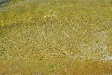 Arka plan için göldeki dalgaların üzerindeki su dokusu.