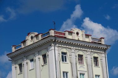 Ağustos 'ta şehir merkezinde bir evin cephesi. Konut binası ve ticari gayrimenkul