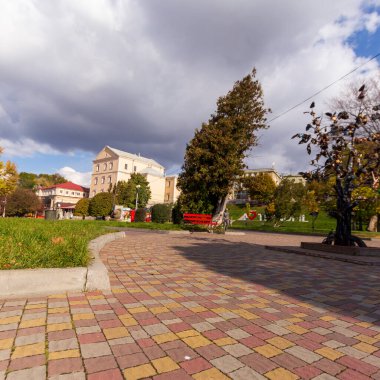 Ağustos 'ta şehir merkezinde bir evin cephesi. Konut binası ve ticari gayrimenkul