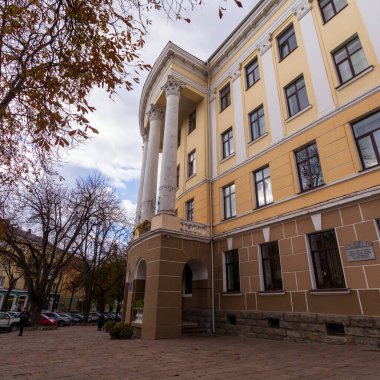 Ağustos 'ta şehir merkezinde bir evin cephesi. Konut binası ve ticari gayrimenkul