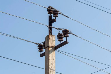 Elektrik hatları gökyüzünün arka planında bir direkte