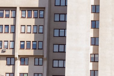 Ağustos 'ta şehir merkezinde bir evin cephesi. Konut binası ve ticari gayrimenkul