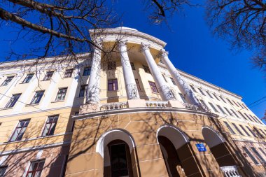 Ağustos 'ta şehir merkezinde bir evin cephesi. Konut binası ve ticari gayrimenkul