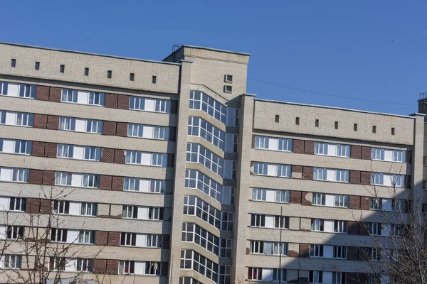Ağustos 'ta şehir merkezinde bir evin cephesi. Konut binası ve ticari gayrimenkul