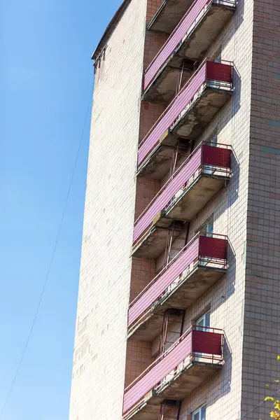 Ağustos 'ta şehir merkezinde bir evin cephesi. Konut binası ve ticari gayrimenkul