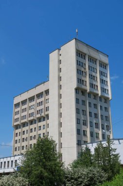 Ağustos 'ta şehir merkezinde bir evin cephesi. Konut binası ve ticari gayrimenkul