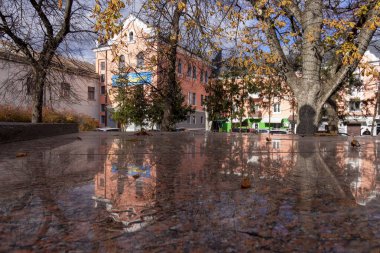 Ağustos 'ta şehir merkezinde bir evin cephesi. Konut binası ve ticari gayrimenkul