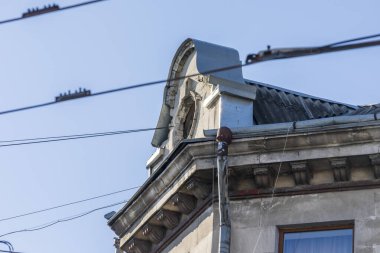Ağustos 'ta şehir merkezinde bir evin cephesi. Konut binası ve ticari gayrimenkul
