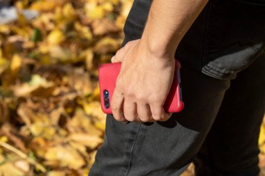 Adam bir telefon tutuyor ve önemli bir telefon bekliyor.