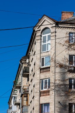 Ağustos 'ta şehir merkezinde bir evin cephesi. Konut binası ve ticari gayrimenkul