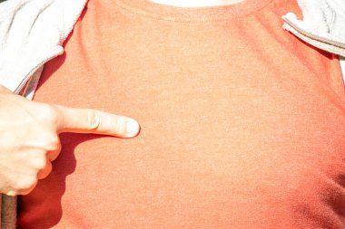 Adam elleri ve parmaklarıyla çeşitli jestler gösteriyor.