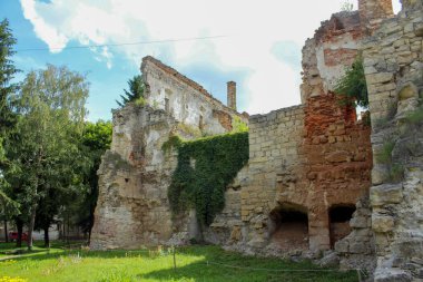 Ortaçağ taş şatosunun kalıntıları. Berezhany Şehri, Ukrayna