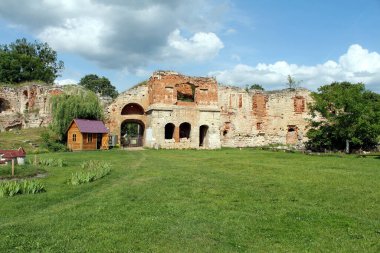 Ortaçağ taş şatosunun kalıntıları. Berezhany Şehri, Ukrayna