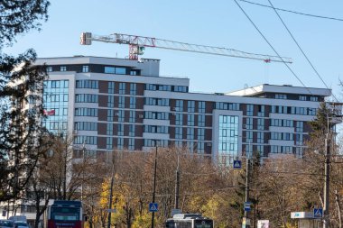 Ağustos 'ta şehir merkezinde bir evin cephesi. Konut binası ve ticari gayrimenkul