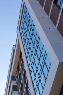 Ağustos 'ta şehir merkezinde bir evin cephesi. Konut binası ve ticari gayrimenkul