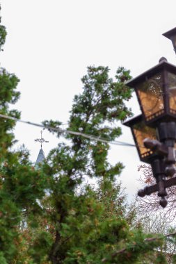 Ekim ayında sonbahar parkında fener.