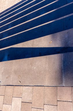 Parktaki güneşte taş merdiven dokusu