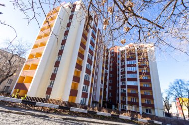 Çok katlı, çok katlı bir bina. Evin ve caddenin ön cephesi.