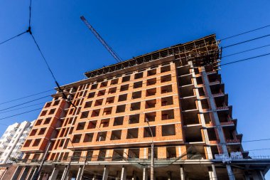 Şehir merkezinde bir tuğla ev inşa ediliyor.